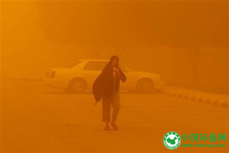 新疆南部地区出现大风沙尘天气 如末日来袭