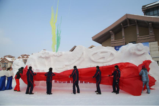 中国滑雪节元旦火爆开幕 光猪滑雪冰火走秀超火爆