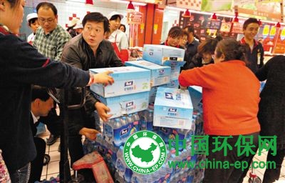 兰州自来水苯污染：市民在一个月前已察觉到水质异常 官方解释是有异味达标水