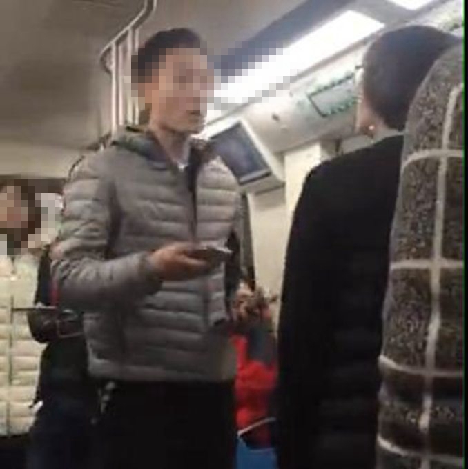 男子地铁辱骂两女 网友：有些人为什么非要人扫二维码呢？