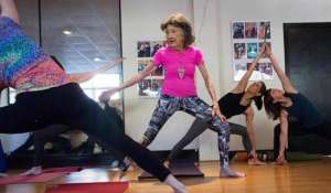 老当益壮！98岁老人获封“世界最年长瑜伽教练”