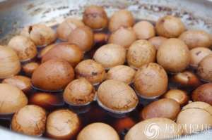 美媒看中国小城童子尿煮鸡蛋：连蛋带尿一个1.7元