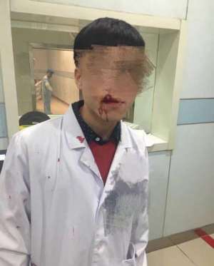 苏州一男子冒用儿子医保卡就医遭拒，殴打医务人员致2人伤