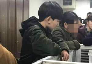 王源回学校围观 网友-现在男孩子都那么不矜持？