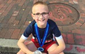 9岁男孩创半程马拉松纪录 3岁已展现跑步天赋
