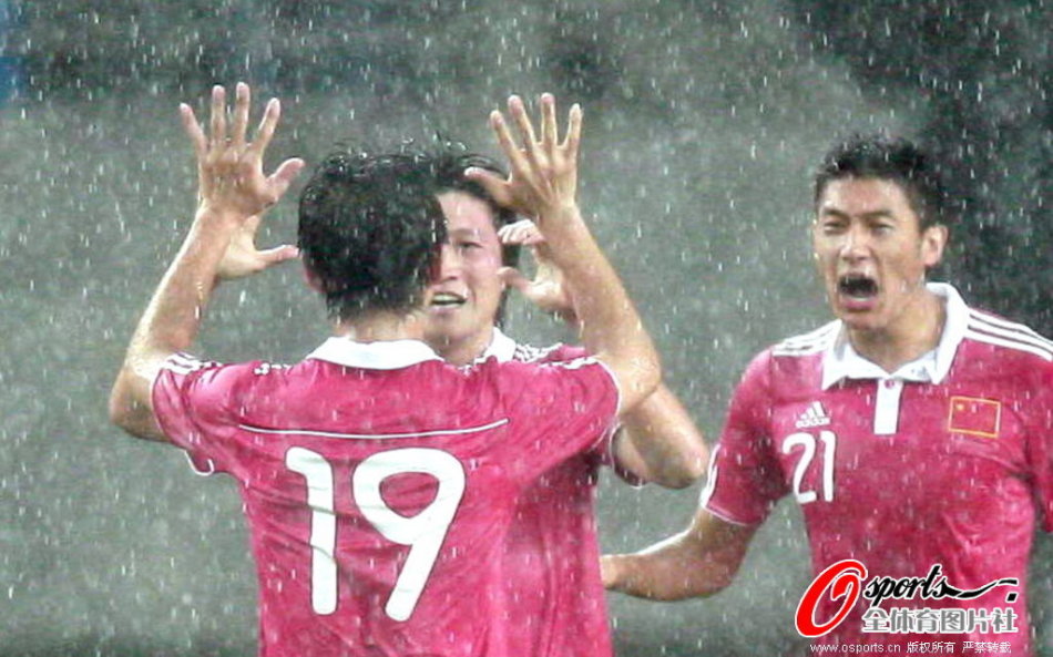 同样痛彻骨髓的雨夜 不同的是高洪波已成国足罪人